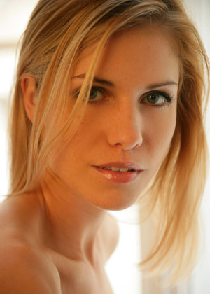 18 year old girl Bella nudeing off a cock in her graduation attire